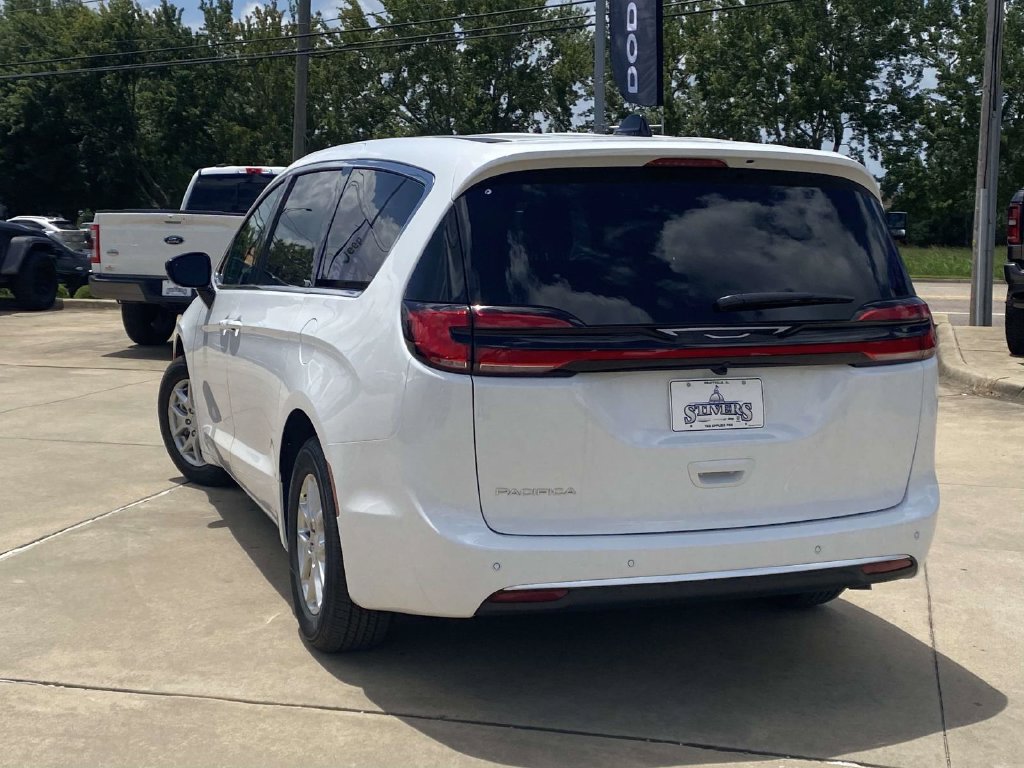 New 2027 Chrysler Pacifica Select w/ Family Tech Group FWD image 34