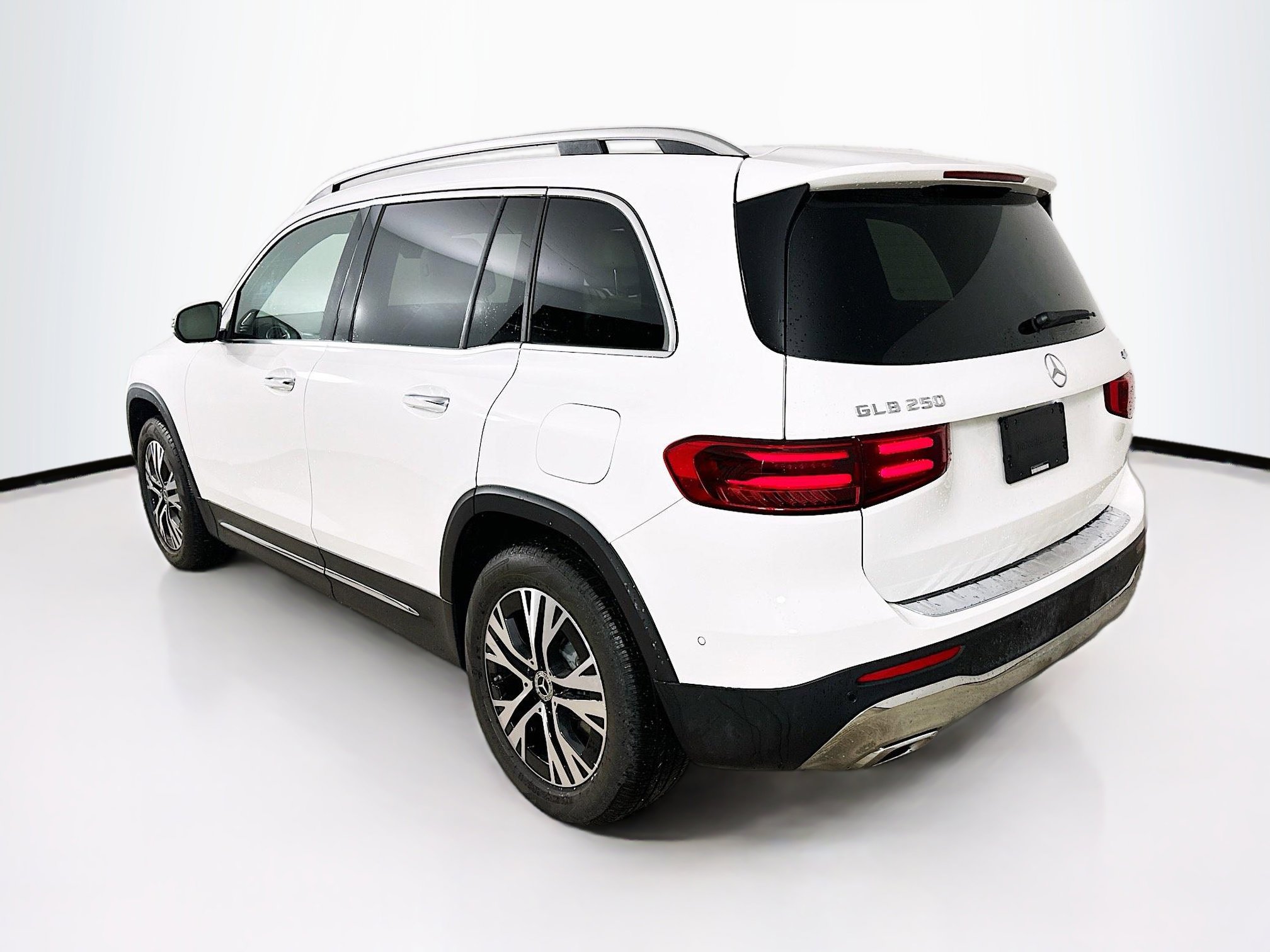 Used 2024 Mercedes-Benz GLB 250 4MATIC image 4