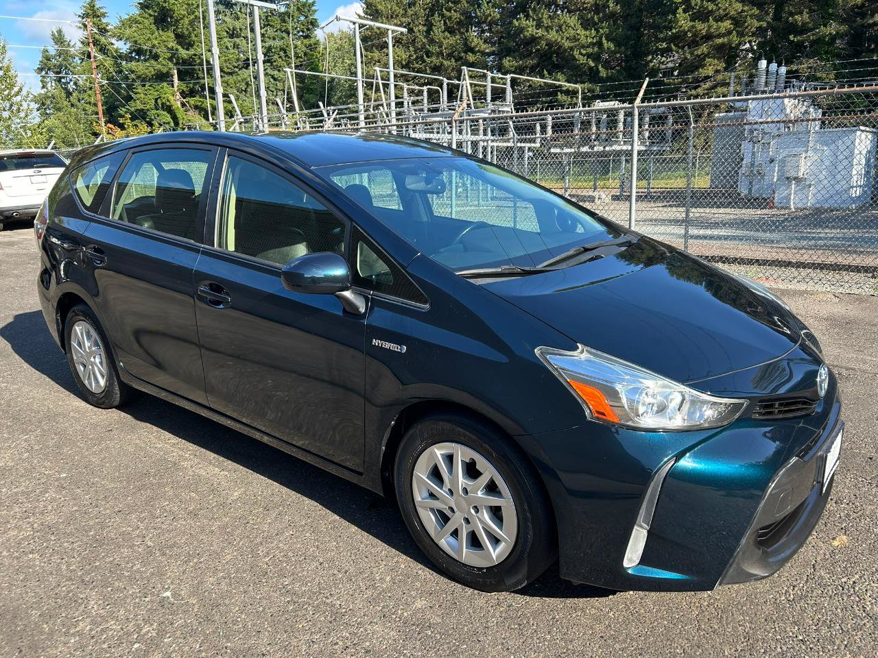 Used 2017 Toyota Prius V Four w/ Carpet Mat Package FWD image 3