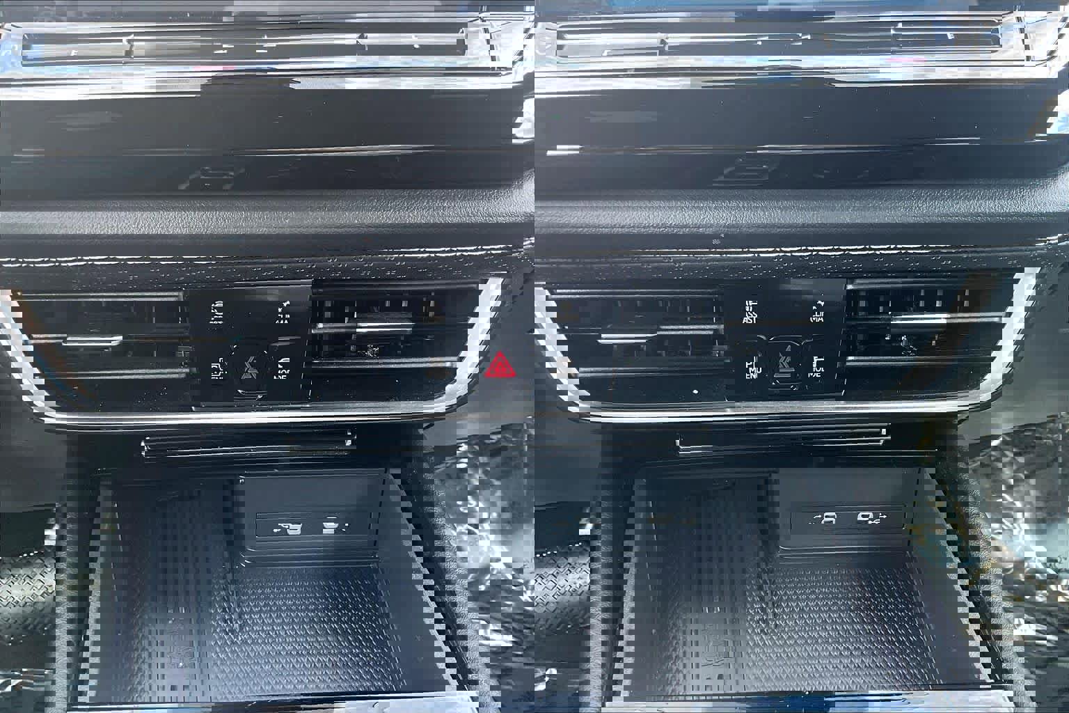 Used 2025 Volkswagen Atlas Cross Sport SE image 31