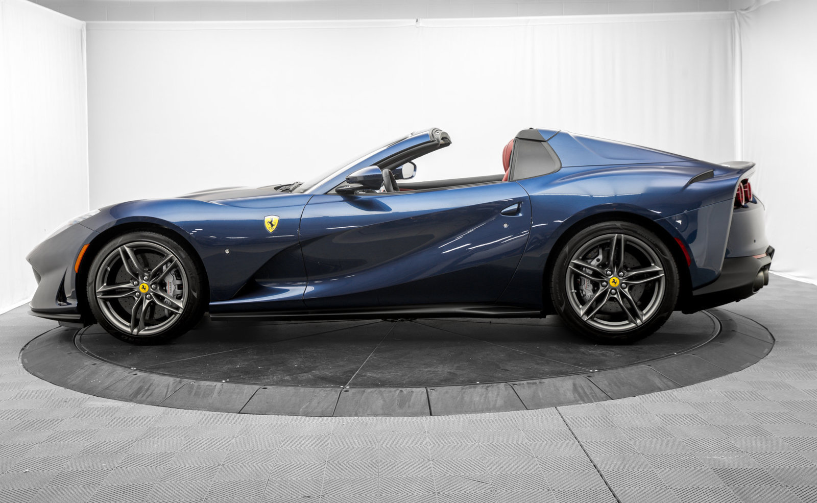 Used 2021 Ferrari 812 GTS RWD image 4