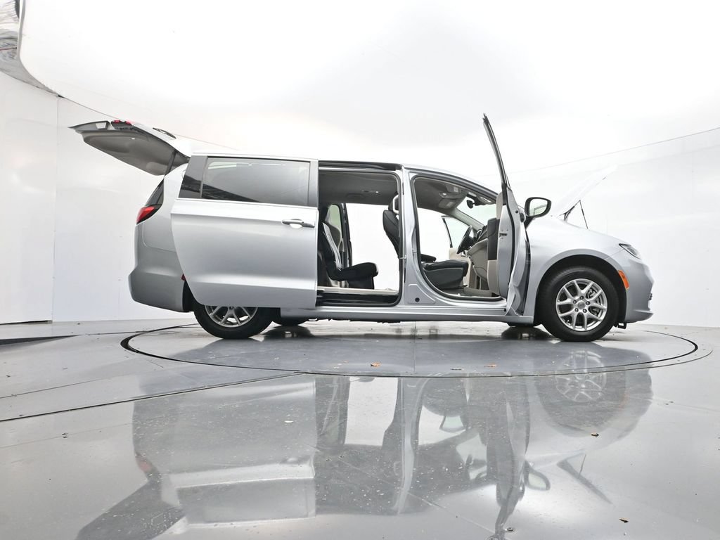 Used 2023 Chrysler Pacifica Touring-L FWD image 41