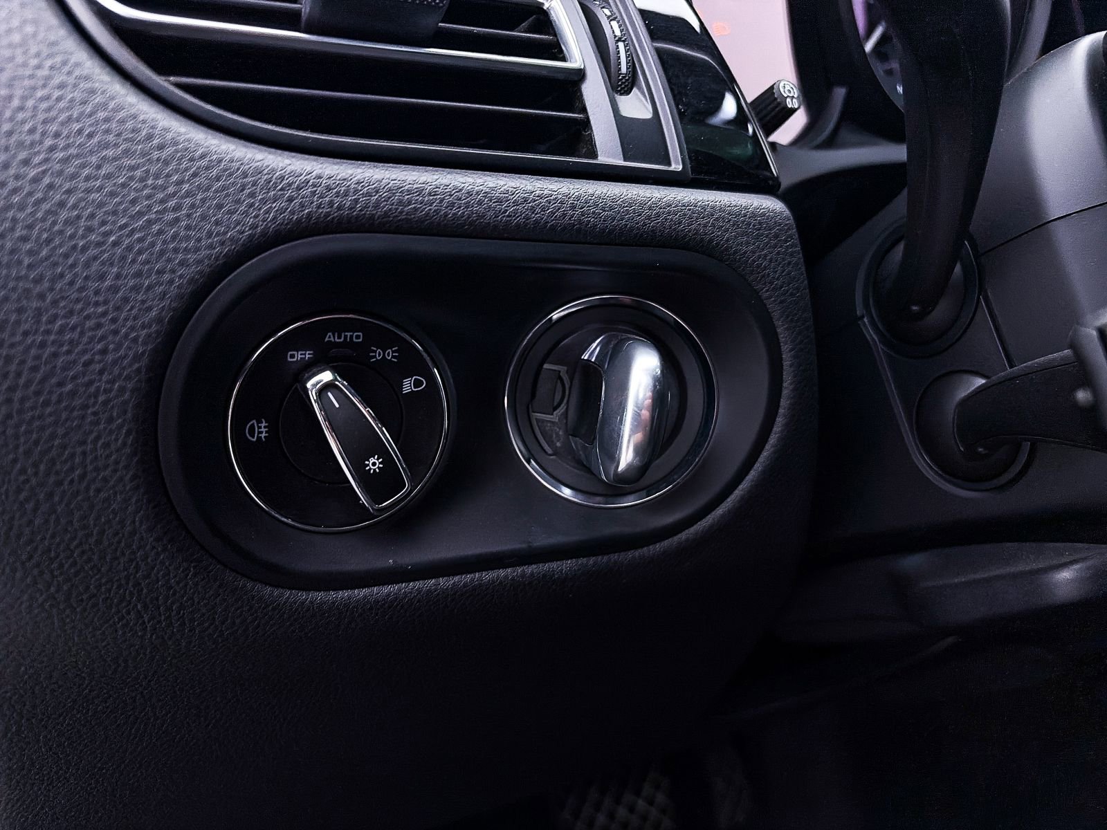 Used 2023 Porsche Macan Turbo image 21