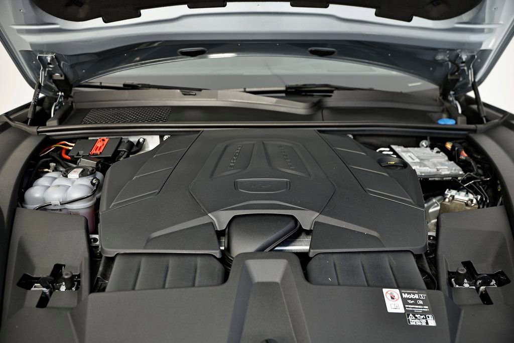Certified 2025 Porsche Cayenne AWD/4WD image 32