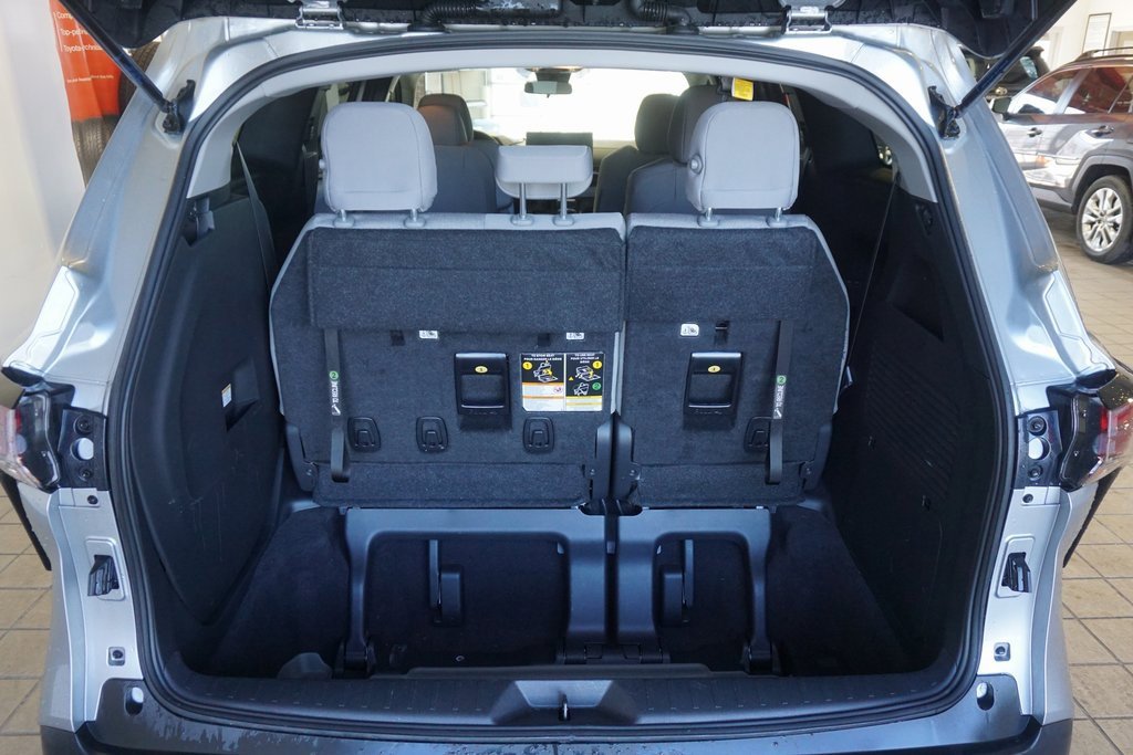 Used 2025 Toyota Sienna LE image 15