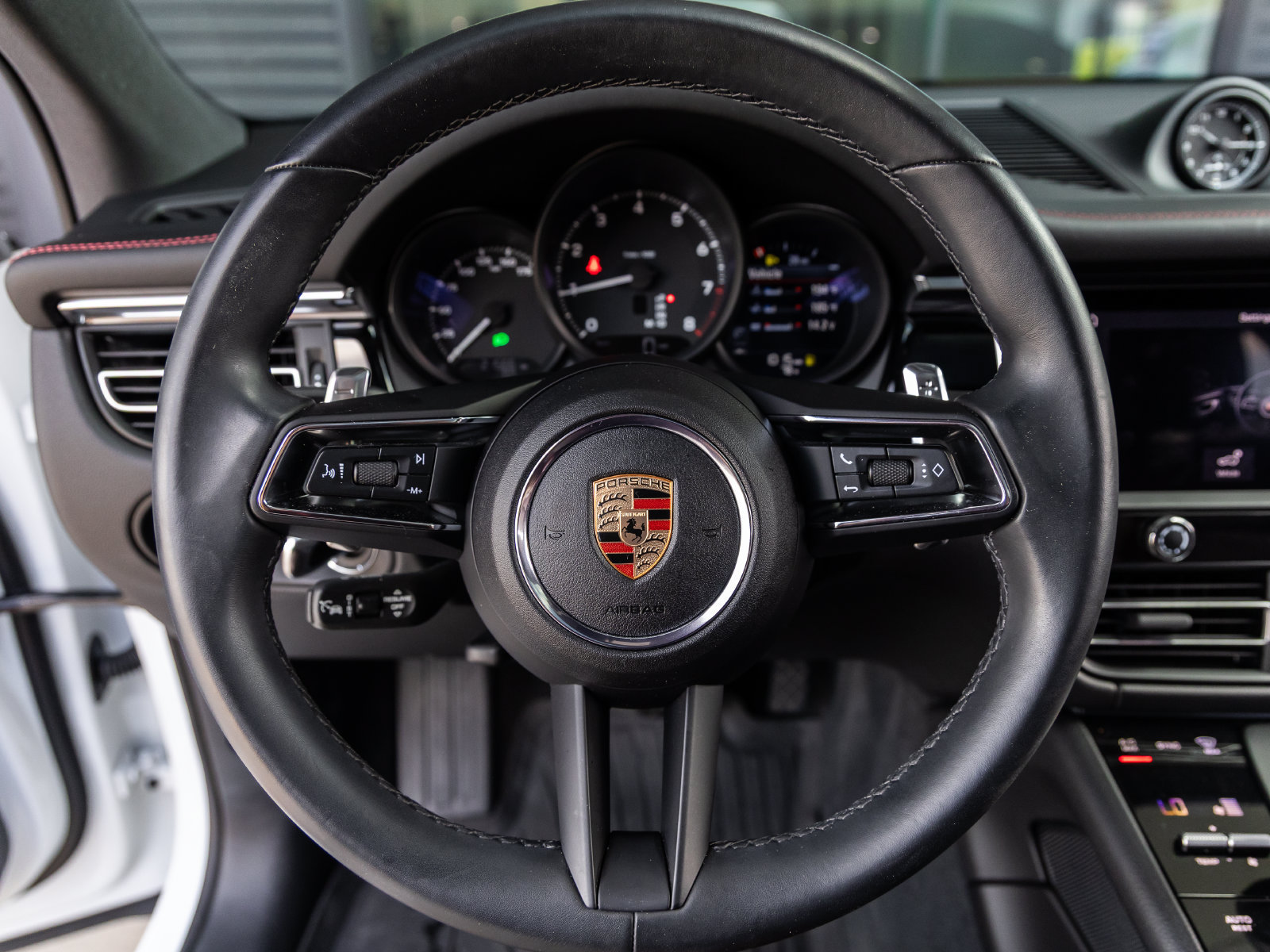 Certified 2025 Porsche Macan w/ Premium Package Plus AWD/4WD image 30