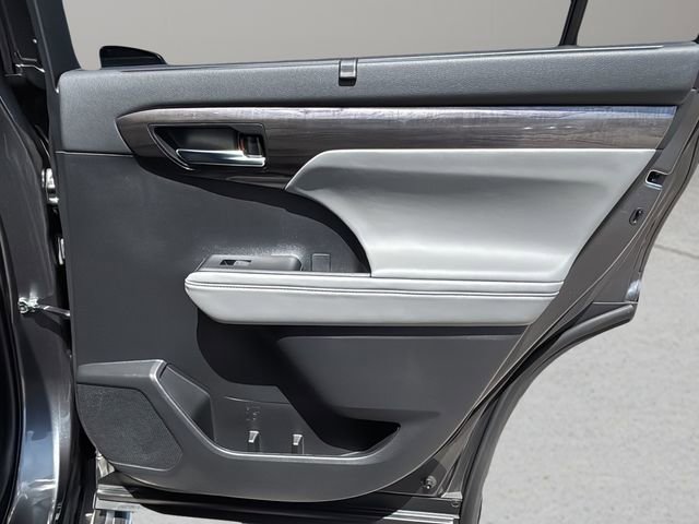 Used 2023 Toyota Highlander Platinum FWD image 11
