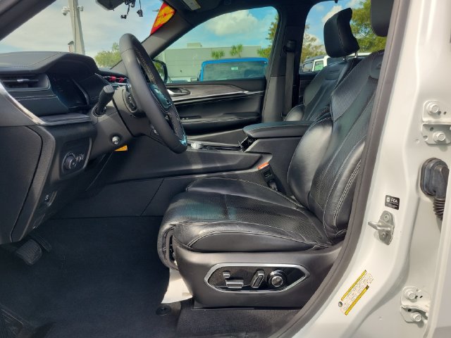 Used 2023 Jeep Grand Cherokee Overland w/ Luxury Tech Group IV RWD image 15