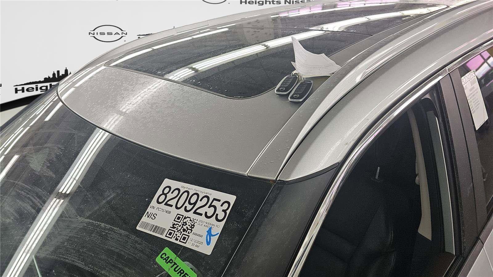 Used 2023 Nissan Rogue SV w/ SV Premium Package image 11