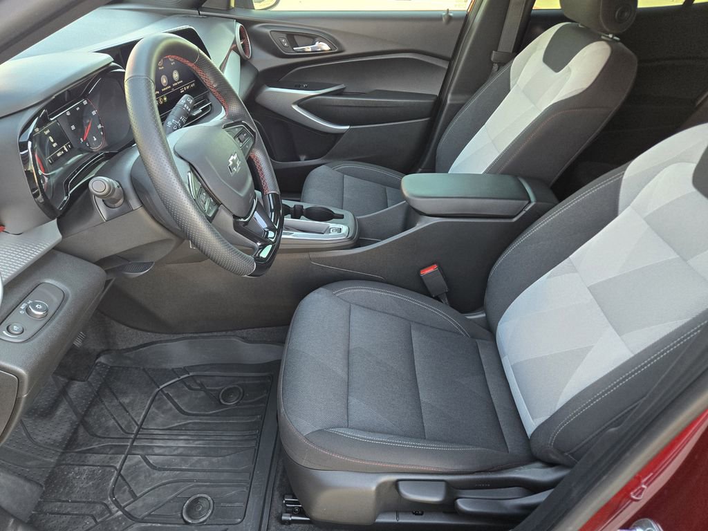 Used 2025 Chevrolet Trax RS w/ Sunroof Package image 15
