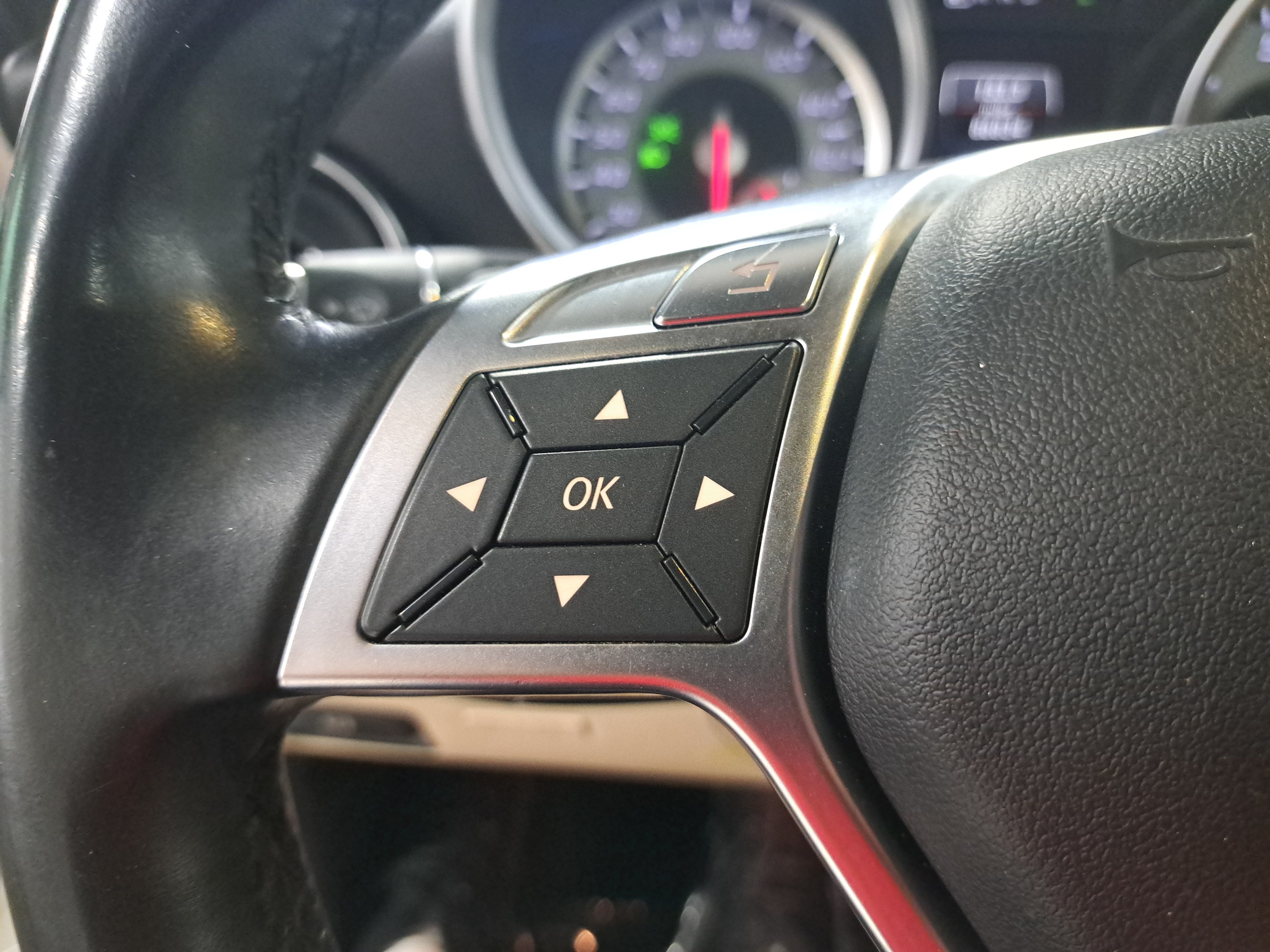 Used 2014 Mercedes-Benz SLK 350 image 13