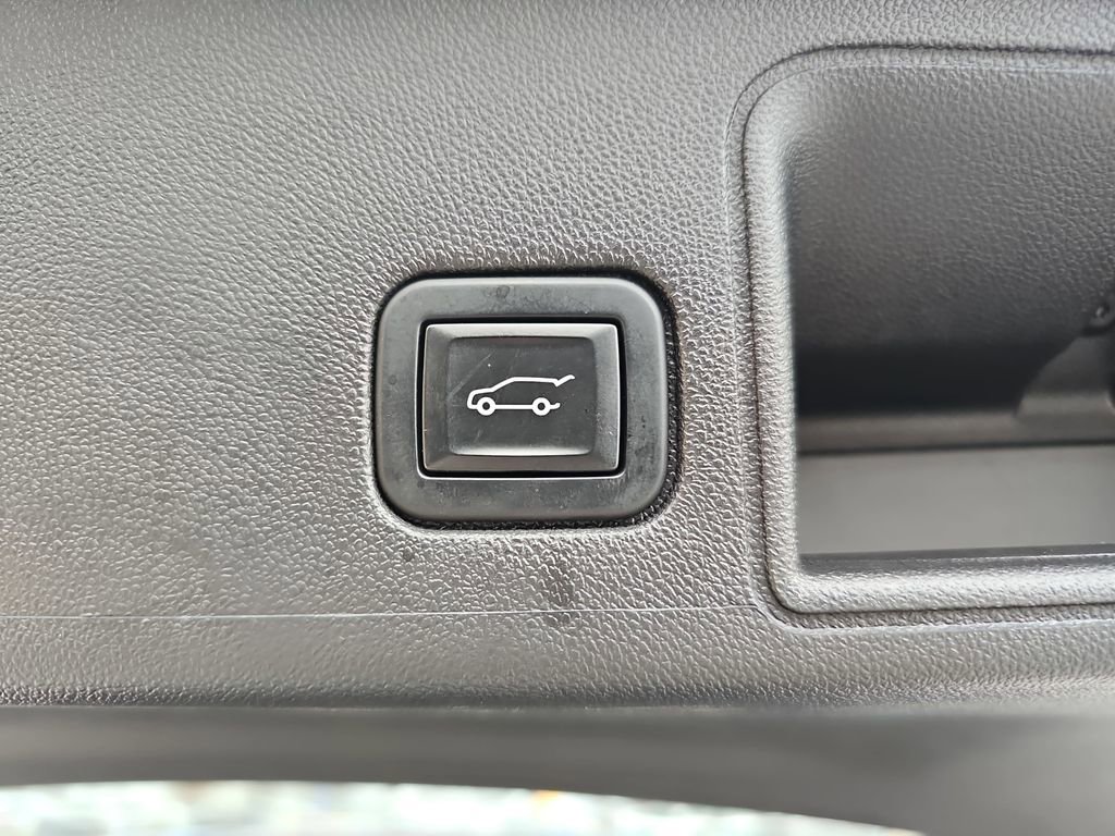 Used 2022 GMC Terrain SLE w/ Driver Convenience Package image 16