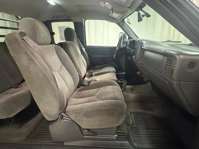 Used 2004 Chevrolet Silverado 2500 LS AWD/4WD image 31