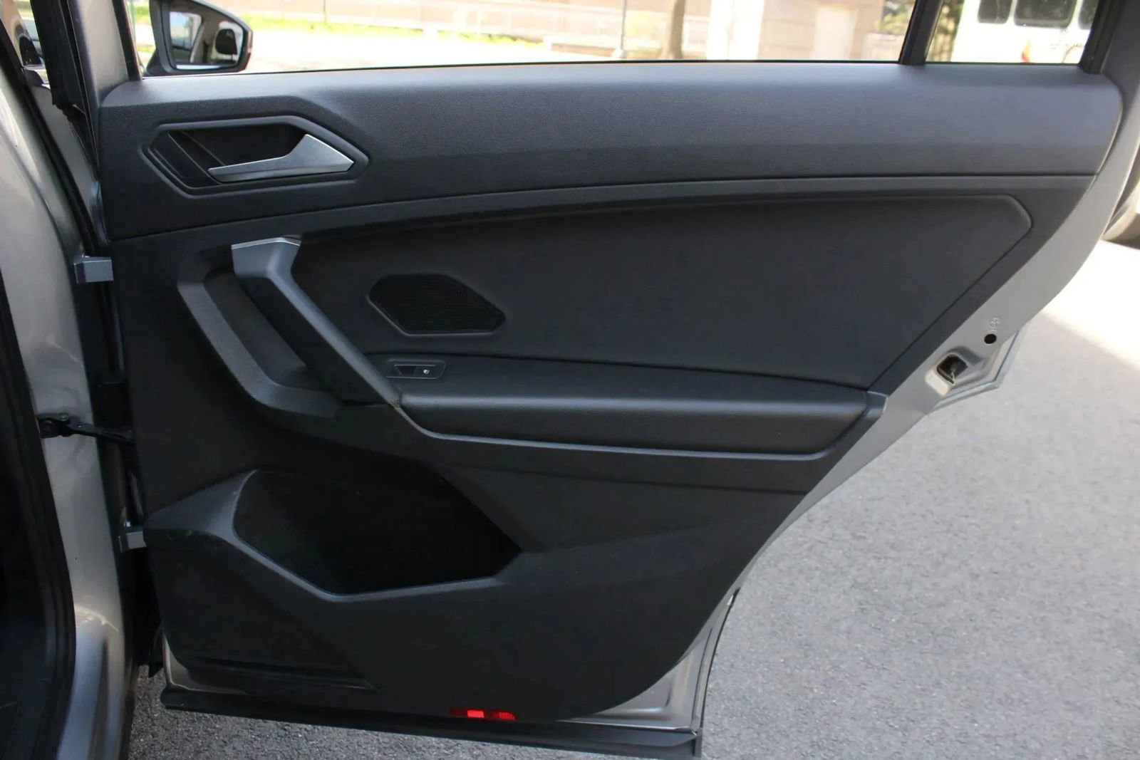 Used 2019 Volkswagen Tiguan SE w/ Panoramic Sunroof Package AWD/4WD image 25
