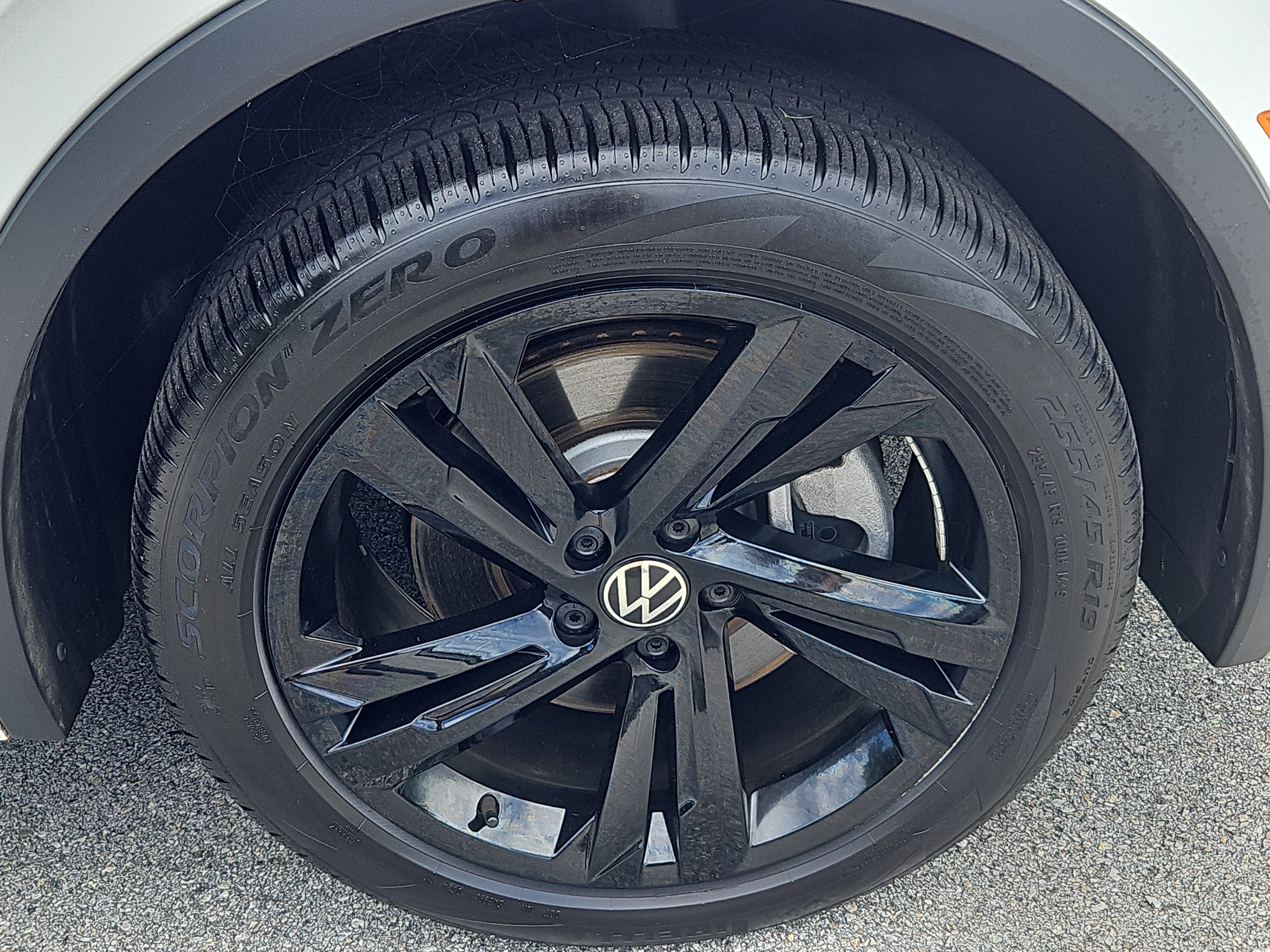 Certified 2024 Volkswagen Tiguan SE R-Line AWD/4WD image 31