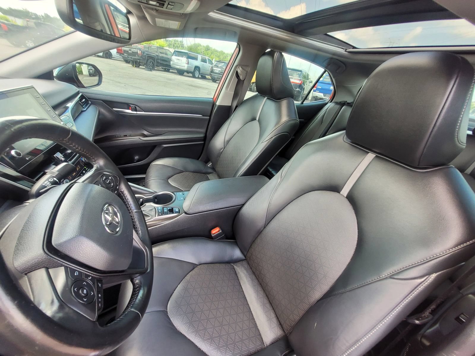 Used 2022 Toyota Camry XSE FWD image 3