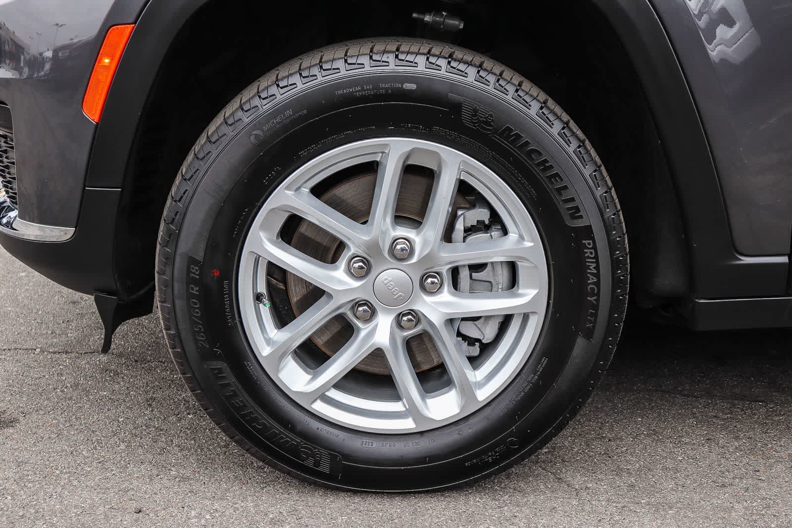 Used 2025 Jeep Grand Cherokee L Laredo RWD image 9