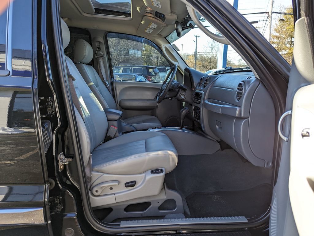 Used 2005 Jeep Liberty Limited AWD/4WD image 29