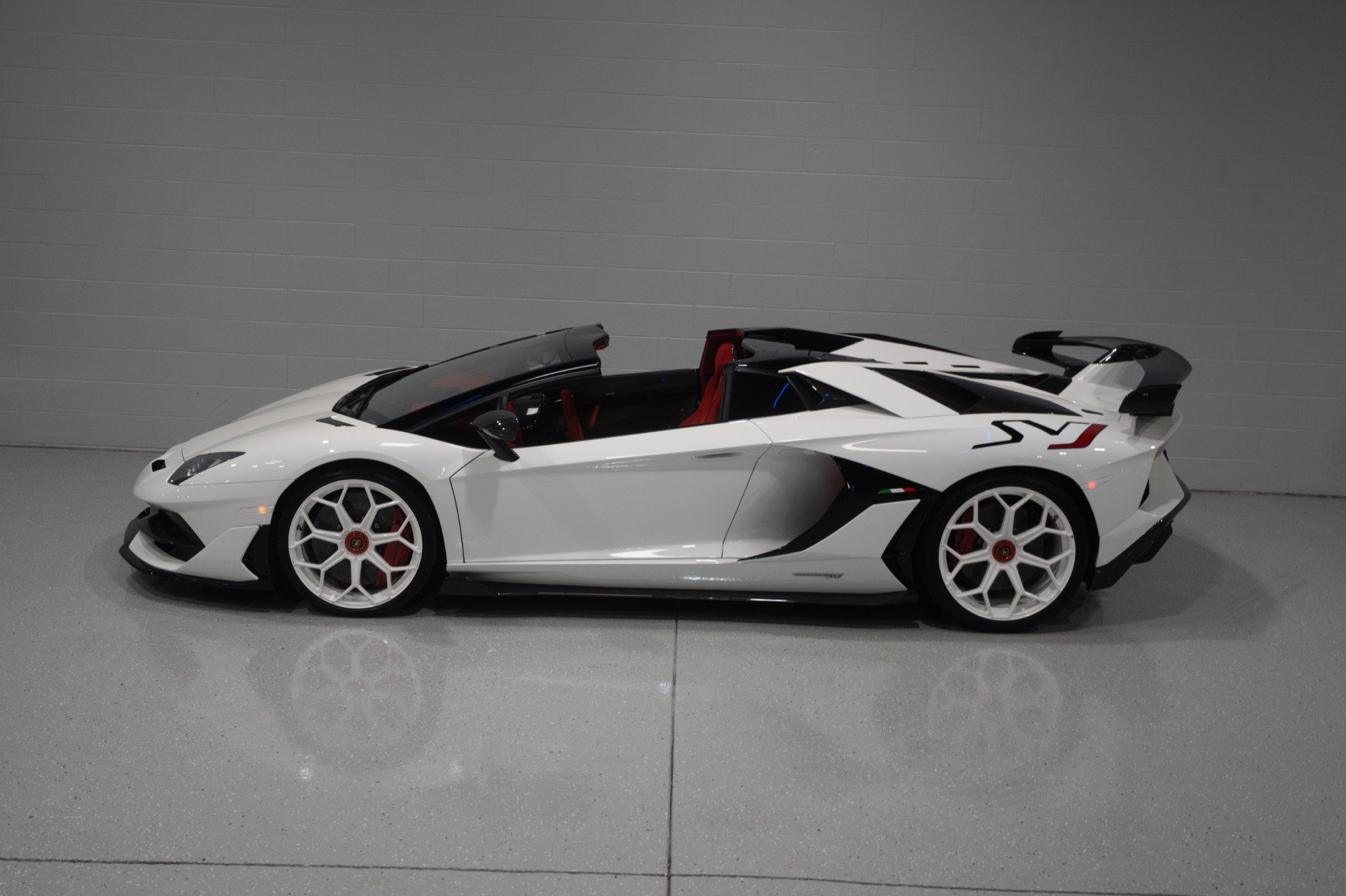Used 2020 Lamborghini Aventador SVJ AWD/4WD image 40