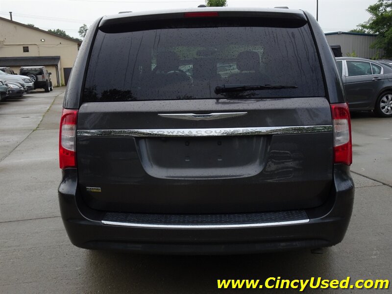 Used 2016 Chrysler Town & Country Touring FWD image 8