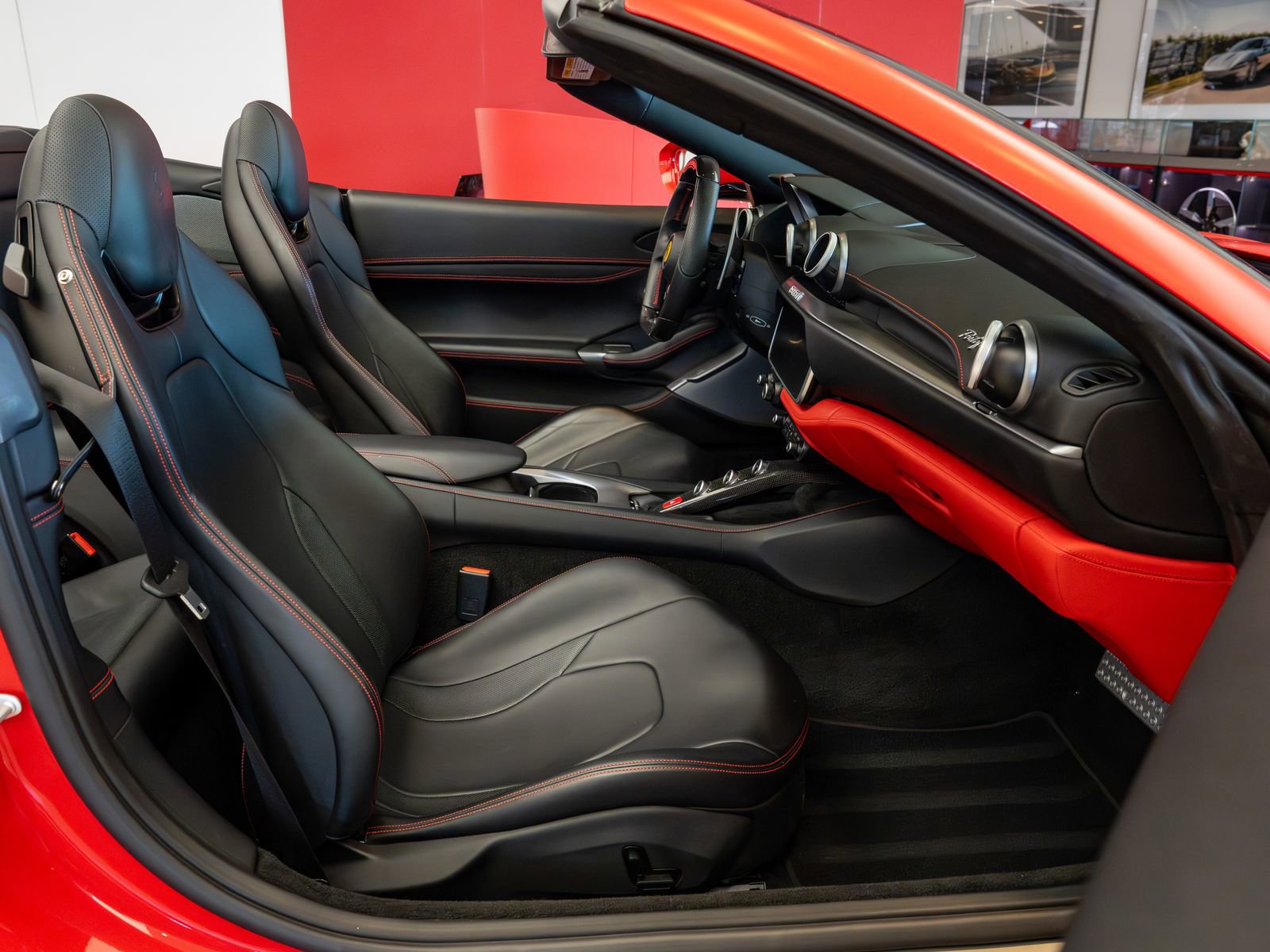 Used 2020 Ferrari Portofino RWD image 19