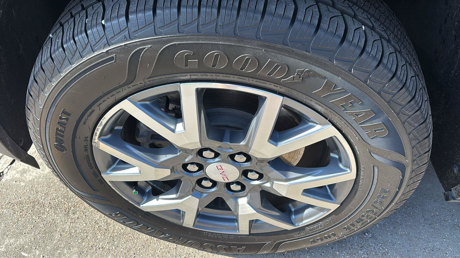 Certified 2023 GMC Acadia SLT w/ Technology Package FWD image 12