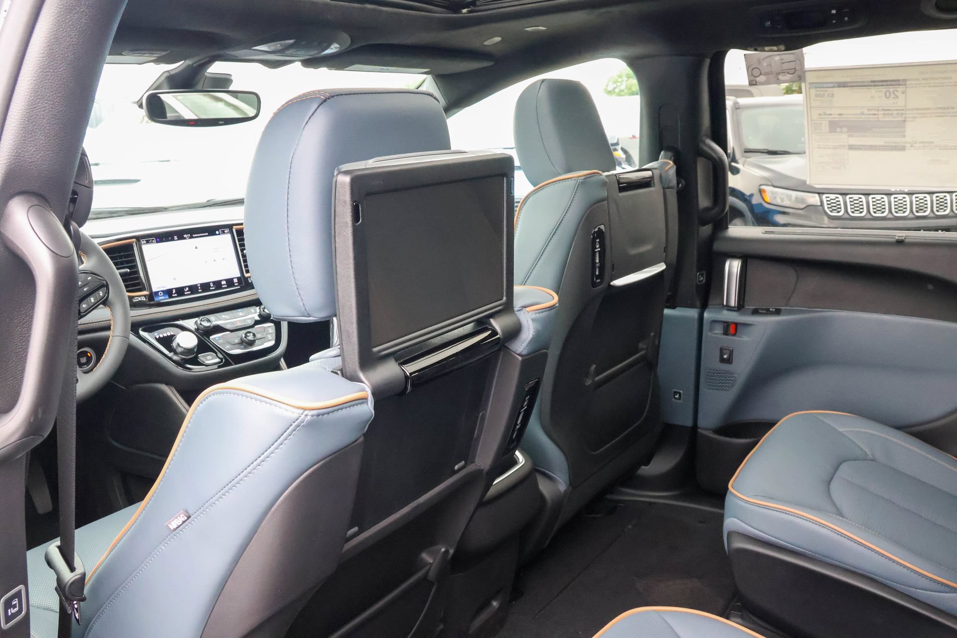 New 2027 Chrysler Pacifica Pinnacle w/ Theater Group AWD/4WD image 17