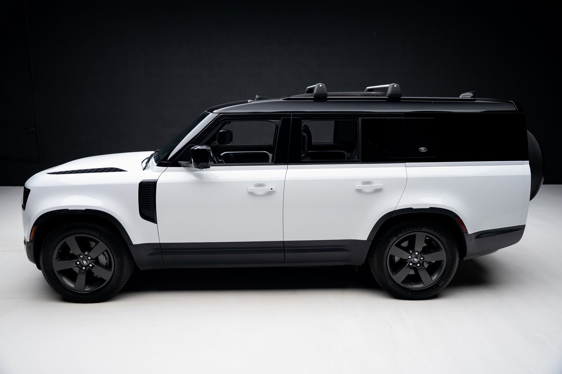 Used 2023 Land Rover Defender 130 SE image 17