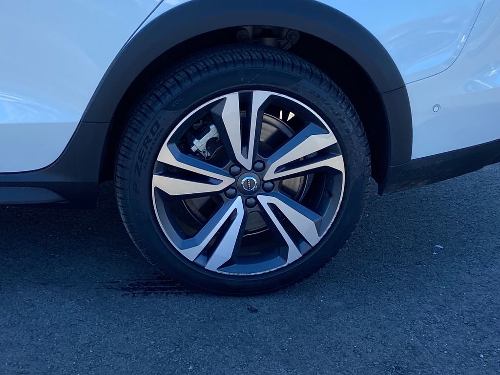 Used 2025 Volvo V60 B5 Cross Country Plus image 9