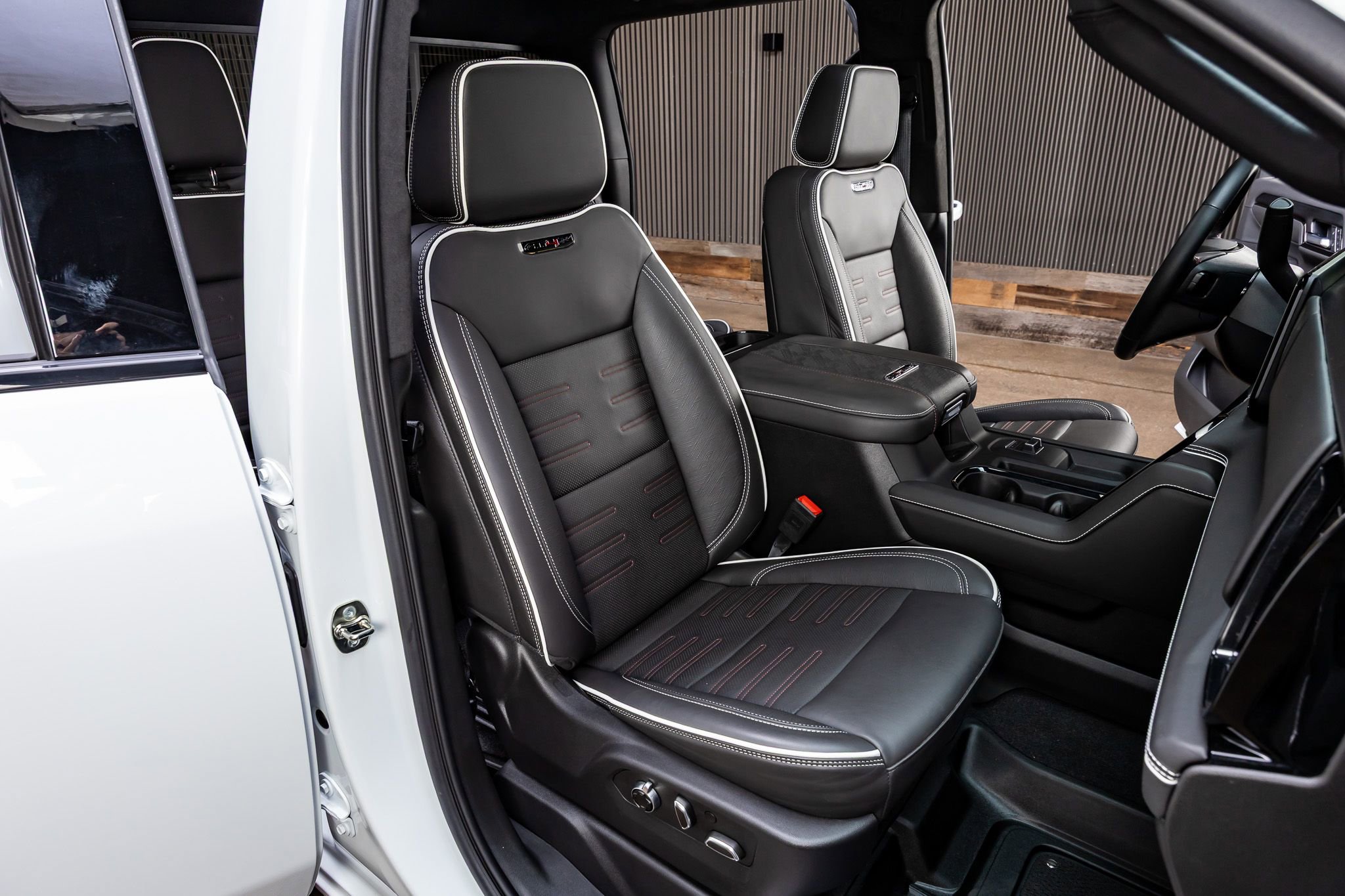 Used 2025 GMC Sierra 2500 AT4X image 31