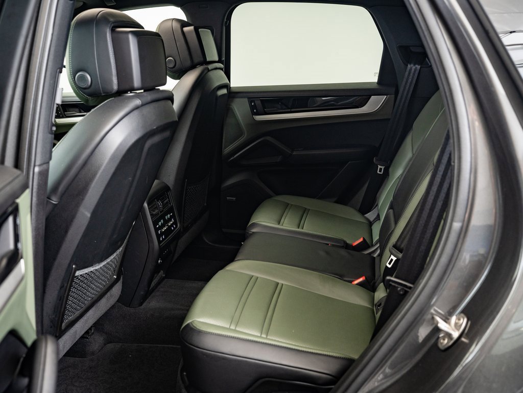 Used 2024 Porsche Cayenne image 32