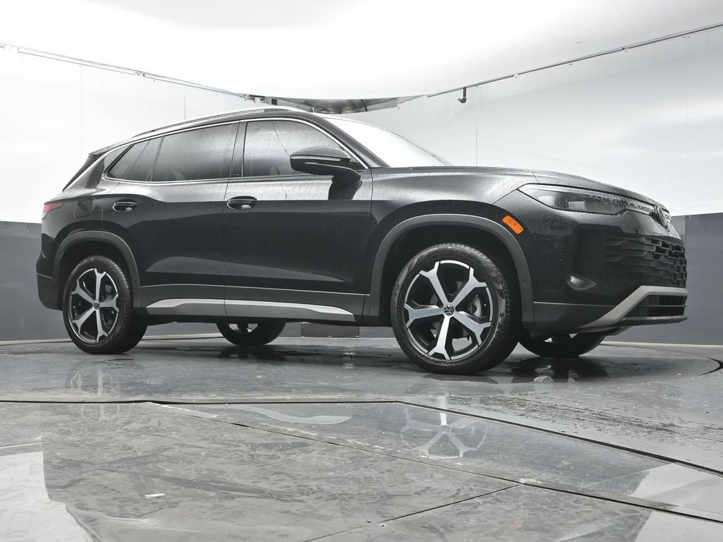 Used 2025 Volkswagen Tiguan SE FWD image 39
