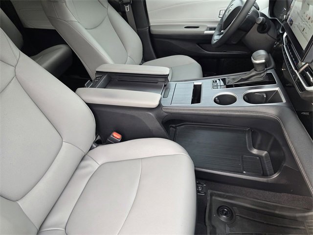 Used 2025 Toyota Sienna XLE image 11