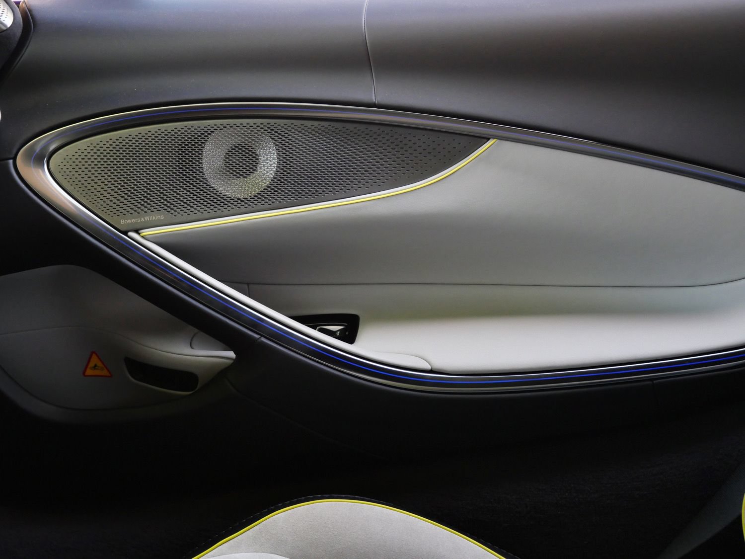 Used 2023 McLaren Artura RWD image 21