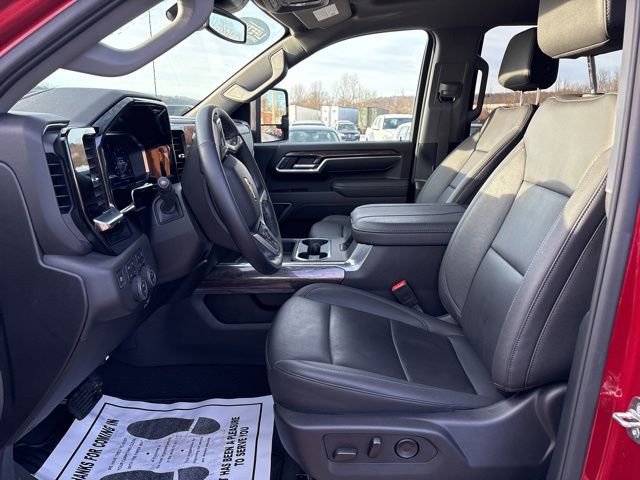 Used 2025 Chevrolet Silverado 3500 LTZ w/ LTZ Convenience Package image 7