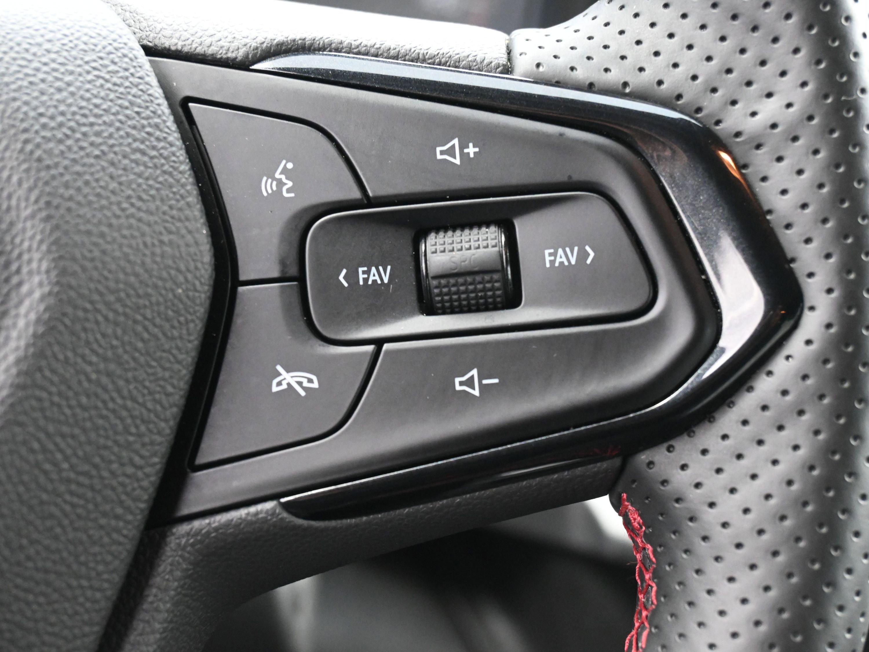 Used 2025 Chevrolet Trax RS image 24