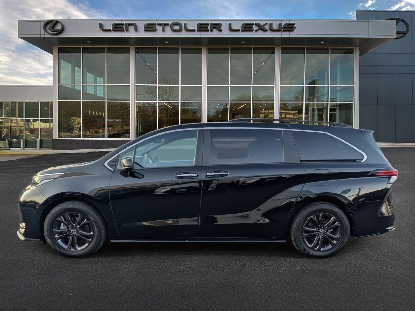 Used 2024 Toyota Sienna XSE w/ XSE Plus Package image 6