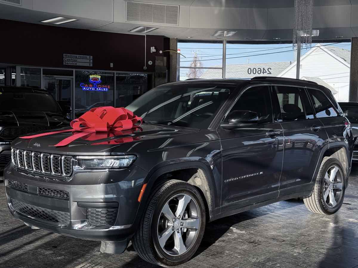 Used 2023 Jeep Grand Cherokee Laredo w/ Luxury Tech Group I image 2