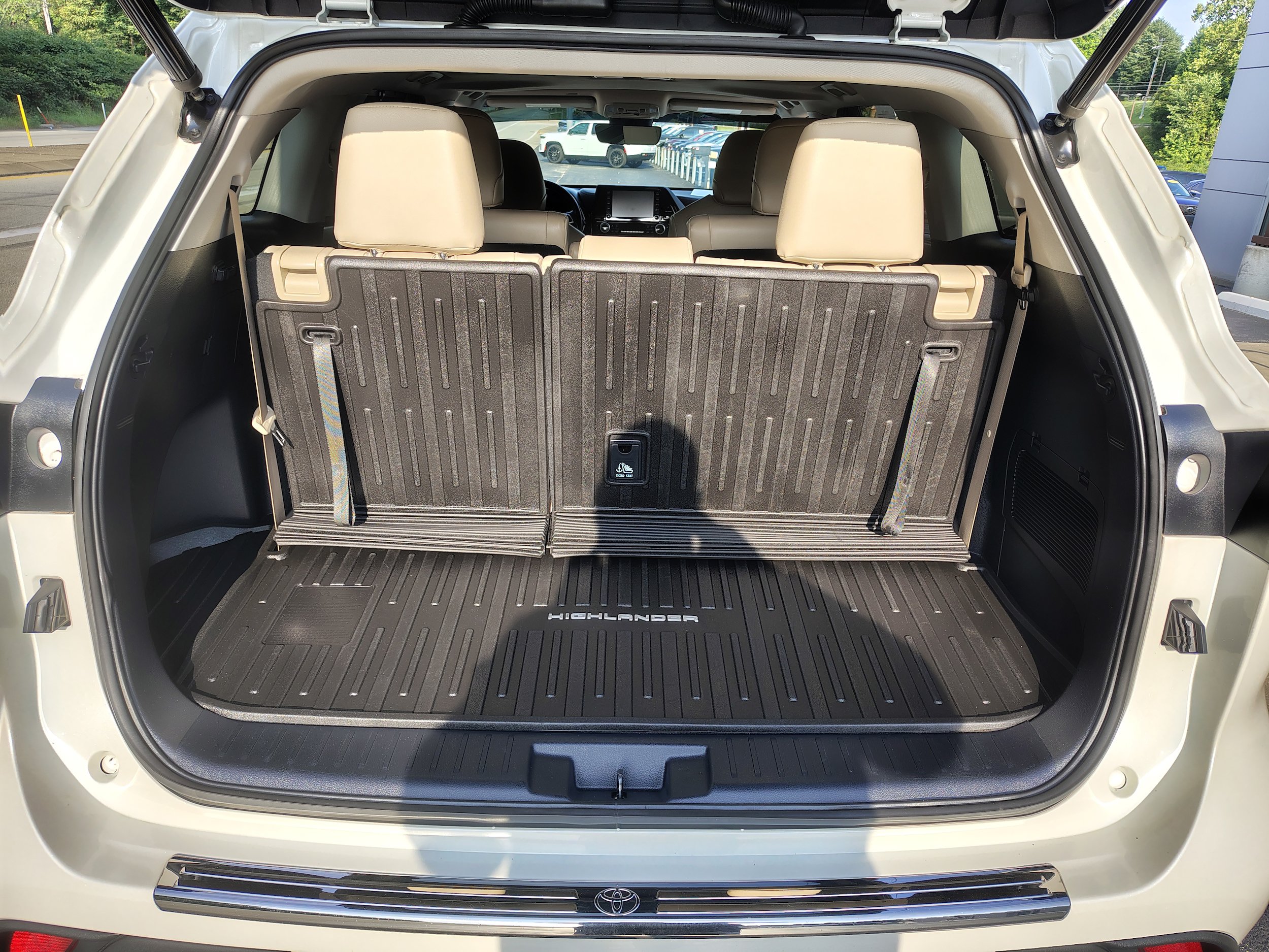 Used 2020 Toyota Highlander XLE AWD/4WD image 10