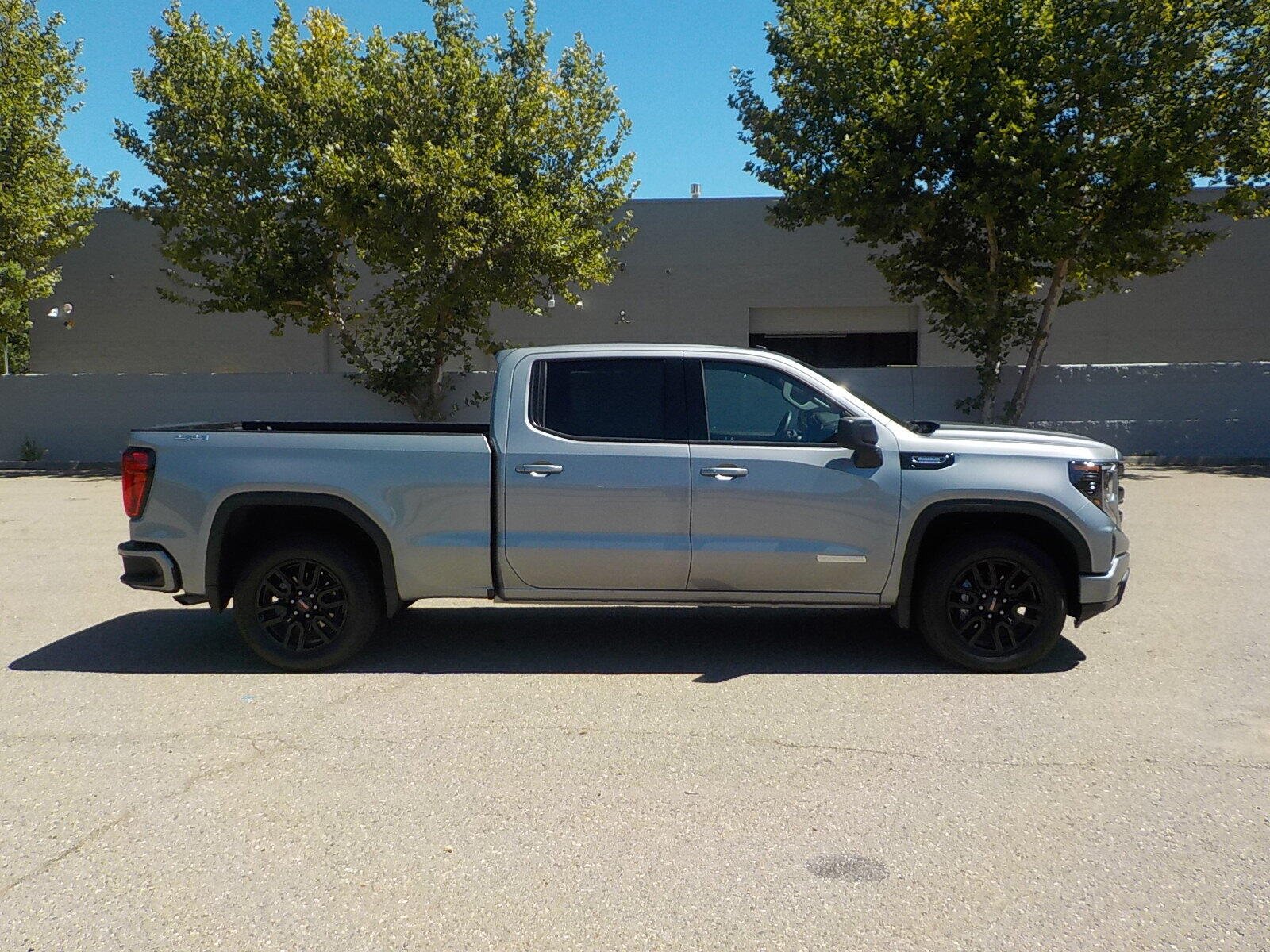 Used 2025 GMC Sierra 1500 Elevation w/ Preferred Package AWD/4WD image 4