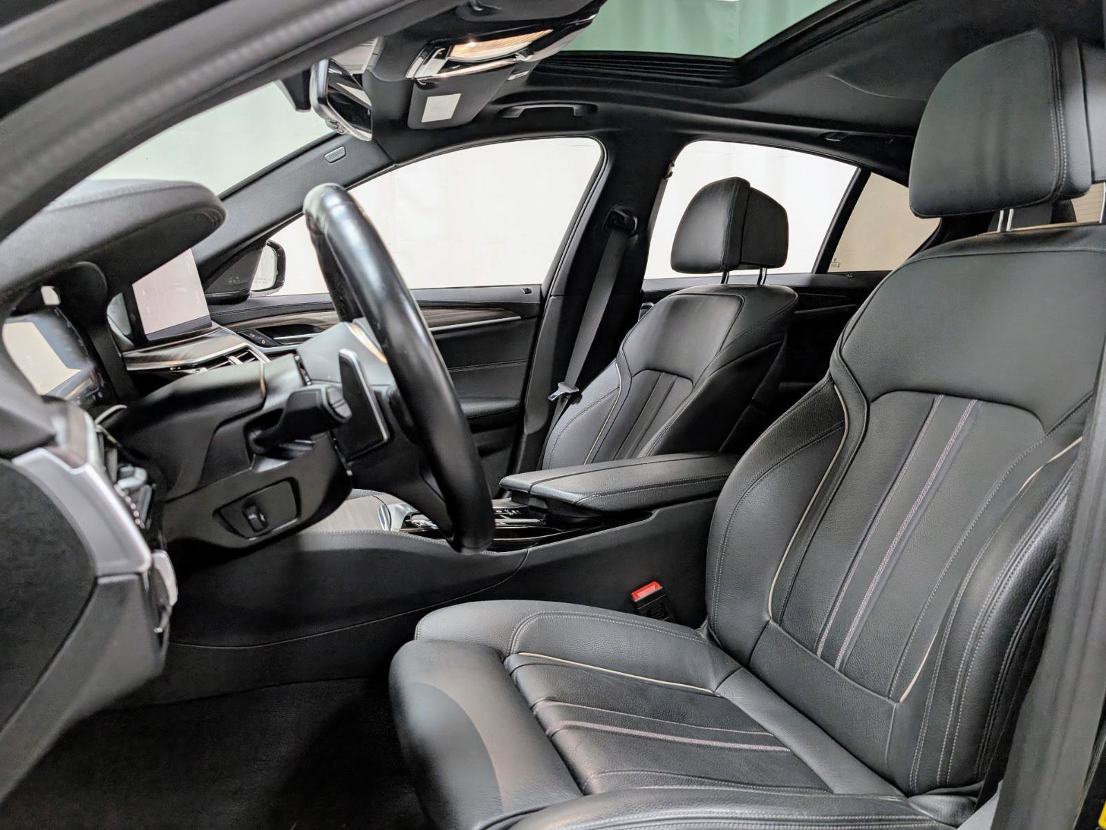 Used 2022 BMW M550i xDrive image 16