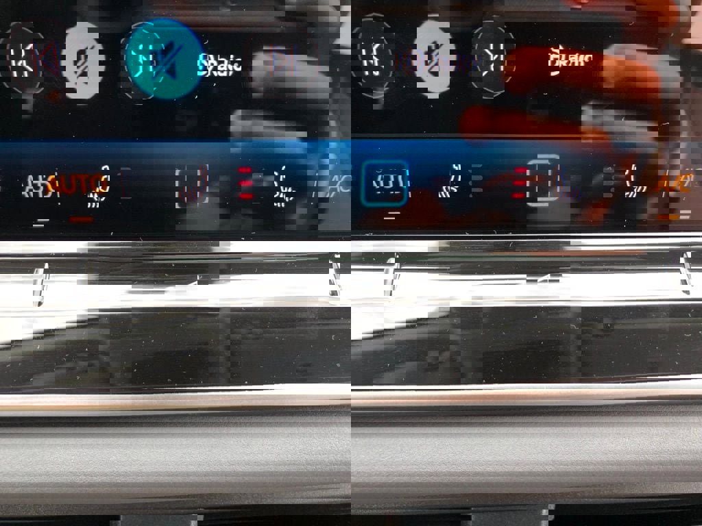 Used 2025 Volkswagen Tiguan SE w/ Panoramic Sunroof Package image 25