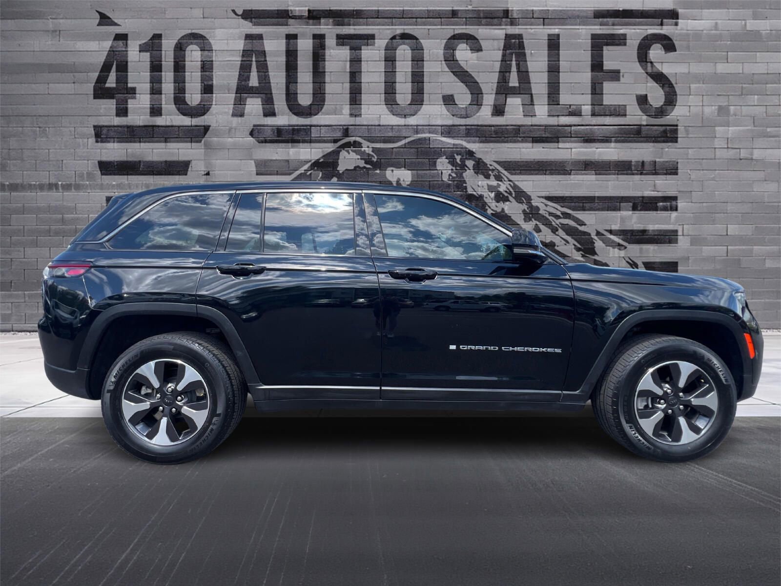 Used 2023 Jeep Grand Cherokee 4WD 4xe image 2
