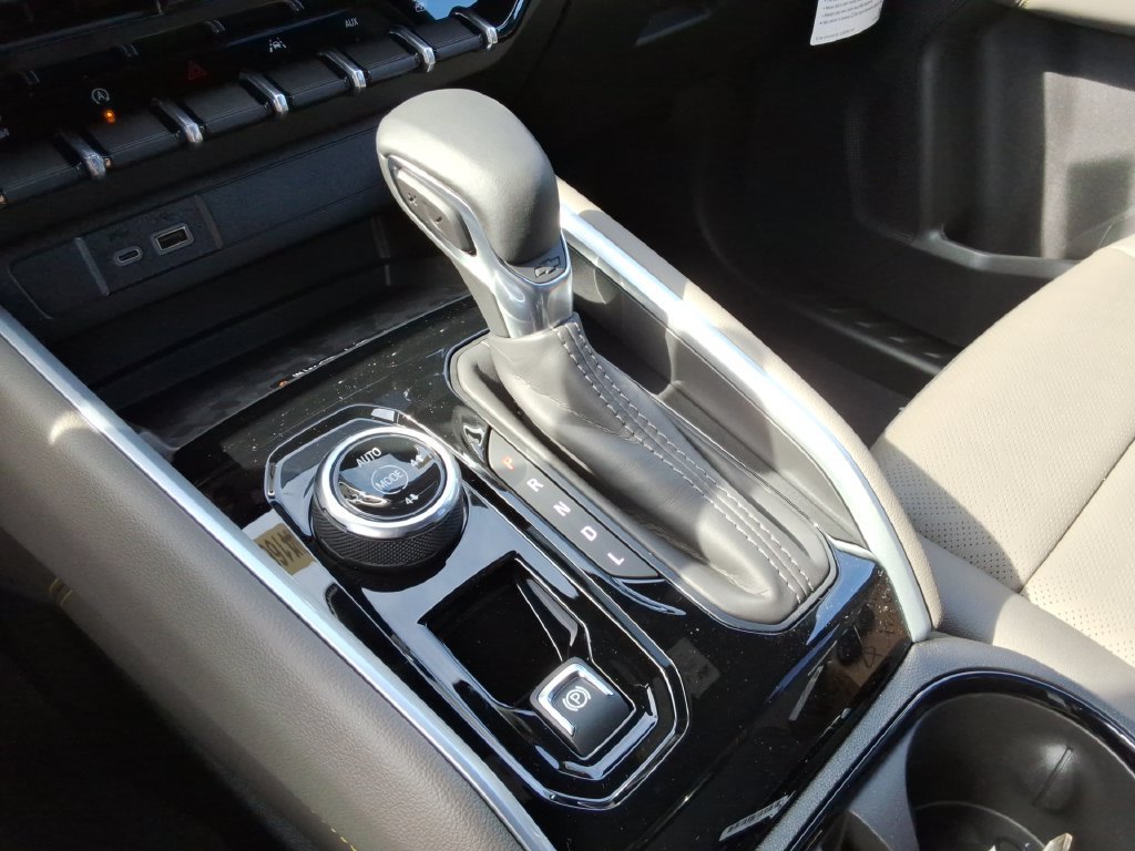 New 2026 Chevrolet Colorado ZR2 w/ Technology Package AWD/4WD image 32