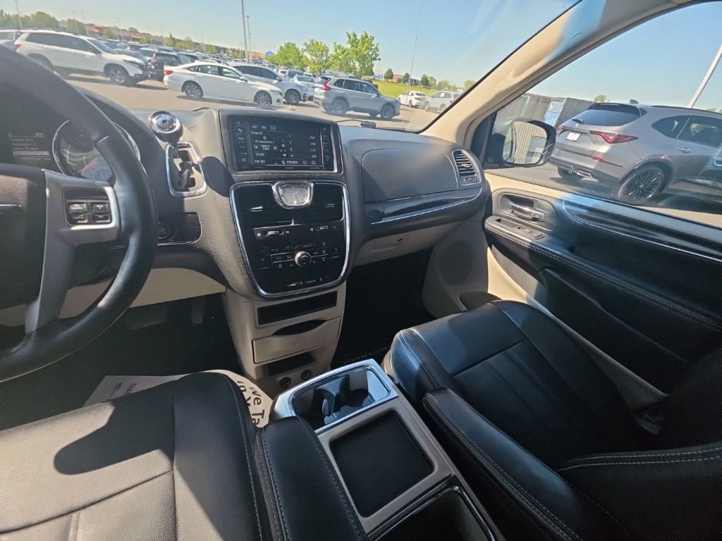 Used 2016 Chrysler Town & Country Touring w/ Driver Convenience Group FWD image 22