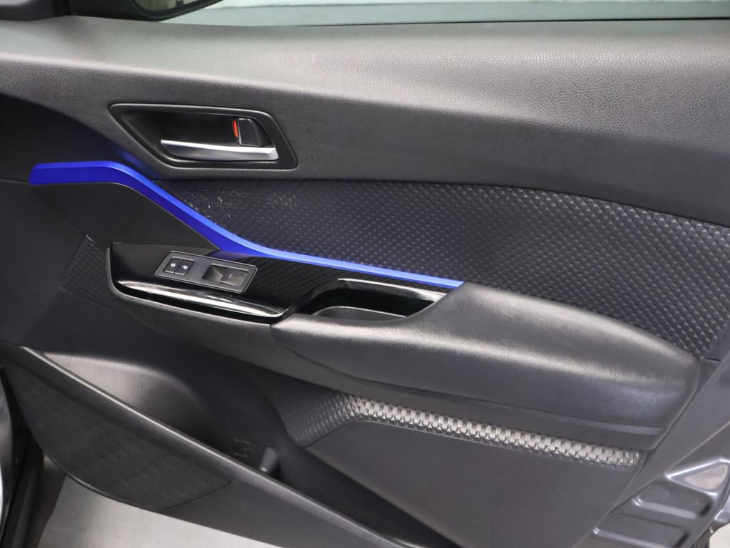 Used 2021 Toyota C-HR XLE FWD image 11