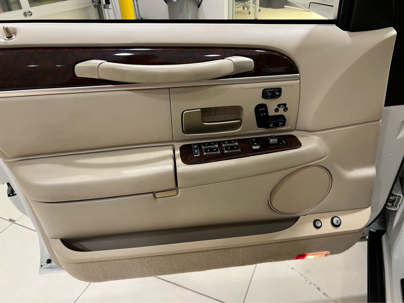 Used 2006 Lincoln Town Car Signature Limited RWD image 12