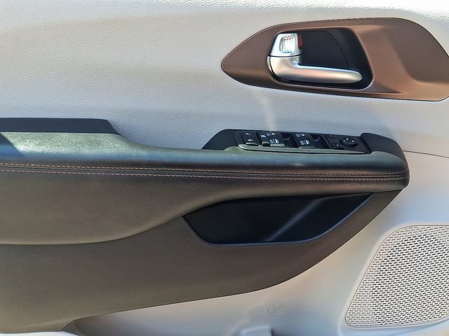 Used 2019 Chrysler Pacifica Touring-L Plus w/ Advanced Safetytec Group FWD image 10
