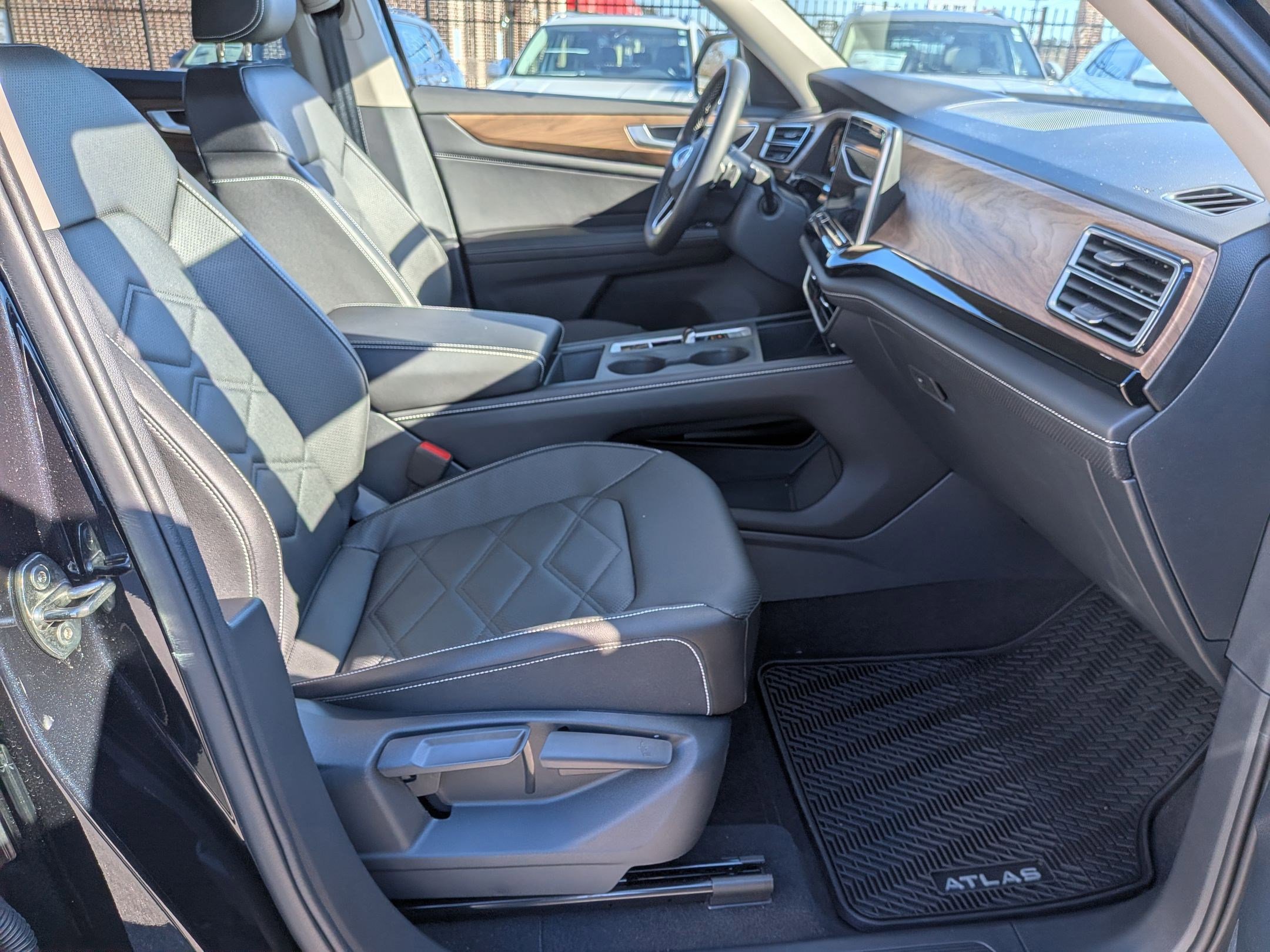 Used 2025 Volkswagen Atlas SE image 37