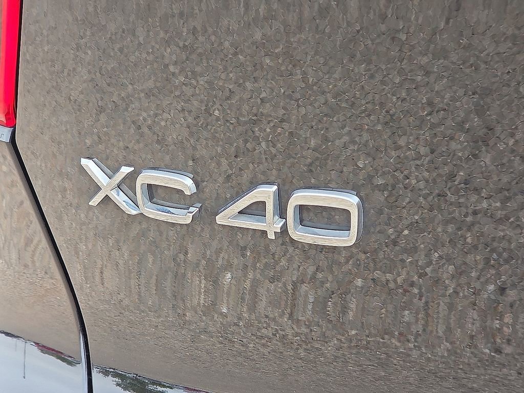 Used 2021 Volvo XC40 T4 Momentum FWD image 17